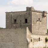Si tratta di una struttura caratterizzata da una torre di tre piani realizzata agli inizi del XVIII secolo su una precedente costruzione del 200